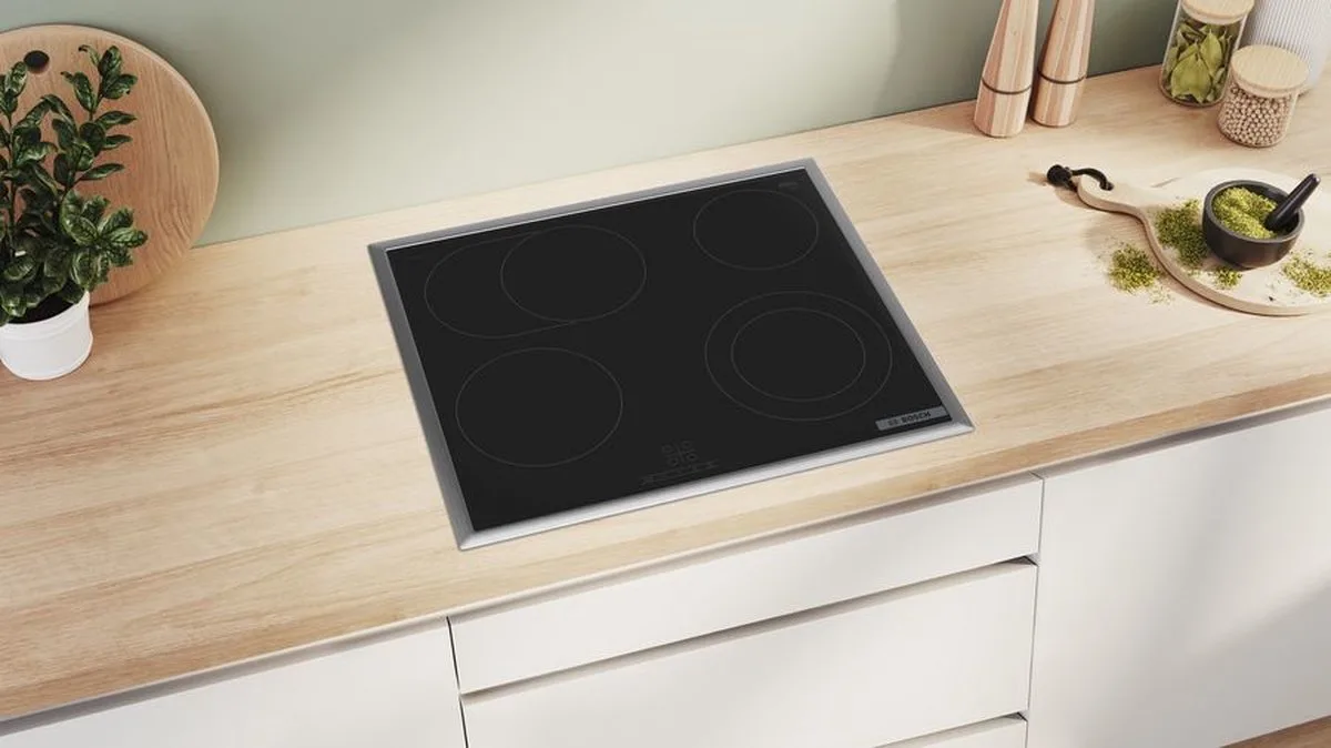 Serie 4 PKN645BA2E kookplaat Ingebouwd 60 cm Keramisch 4 zone(s) van Bosch in Zwart – productfoto