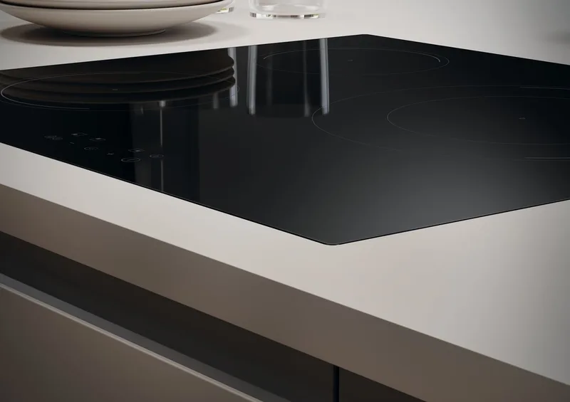 3-zone inductiekookplaat - 60 cm vermogen 7 kW - grote zone 28 cm 3.5 von Candy in Schwarz – Produktfoto