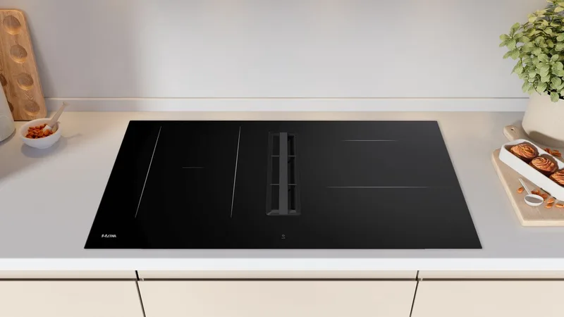 AKI883ZT - Kookplaat met geïntegreerde afzuiging - 83 cm - Inductie - 4 zones - Automatische afzuiging - Light & Slide bediening by ETNA in Black – product photo